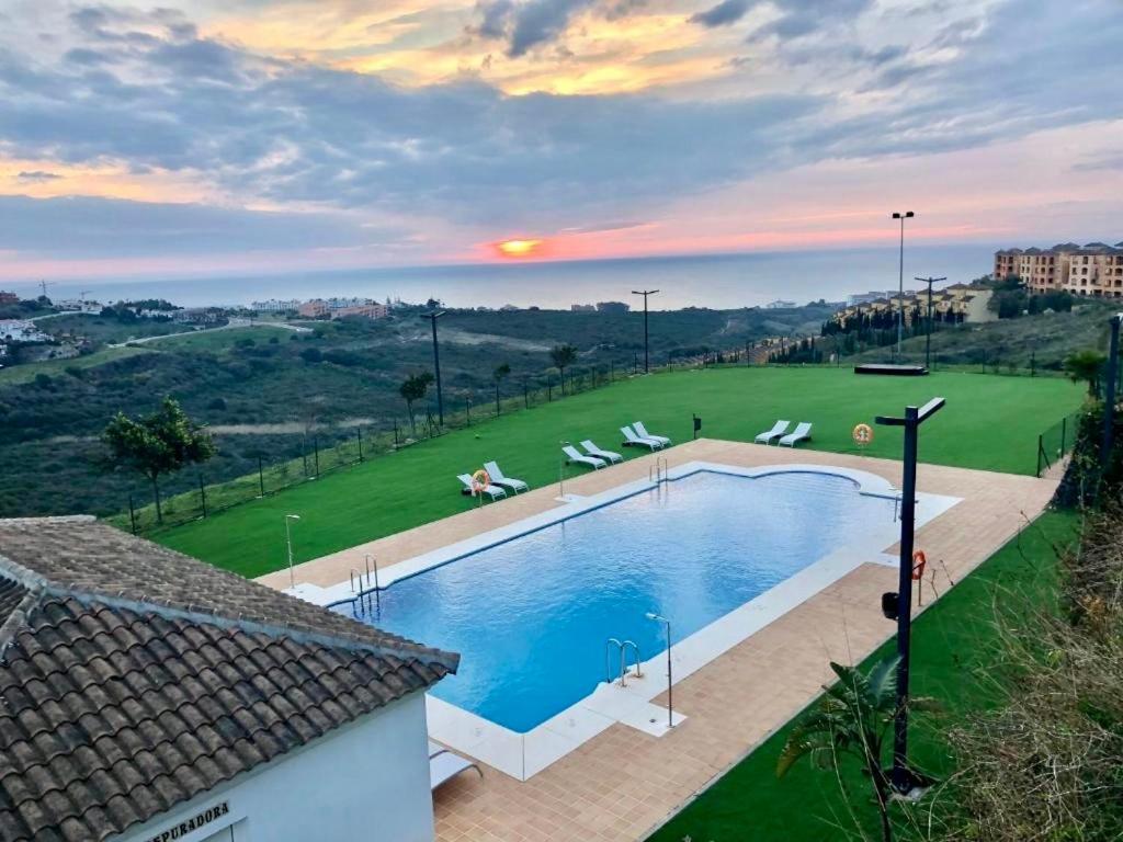 Castillo de Sabinillas Top Sea View Apartment - 7 Minutes To Sotogrande المظهر الخارجي الصورة